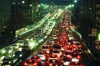 青岛12年驾龄的哥总结避堵绝招 5大堵点一笑而过