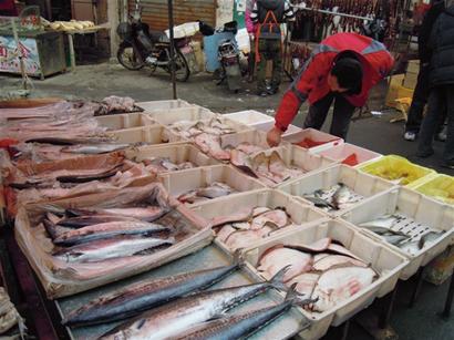 青岛今年办年货多掏3成钱 菜肉海鲜水果市场白热化