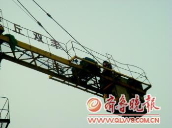 女子爬20米塔吊上演自杀式讨薪 温和被逼极端