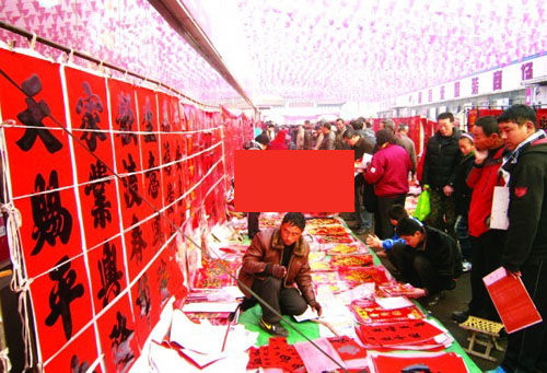 青岛王哥庄大集万人狂涌似博览会 驻足即刻被挤倒