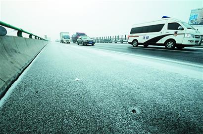 昨雾雪夹击青岛高速变溜冰场 多车连撞连发20余起