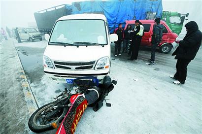 昨雾雪夹击青岛高速变溜冰场 多车连撞连发20余起