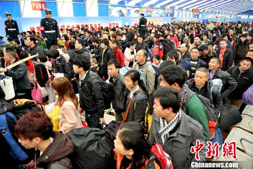 中国全面进入春运高峰 中东部雨雪全面铺开