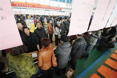 青岛企业进汽车站疯抢农民工 月薪5千包食宿难留人