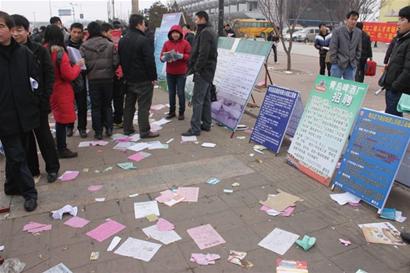 青岛企业进汽车站疯抢农民工 月薪5千包食宿难留人