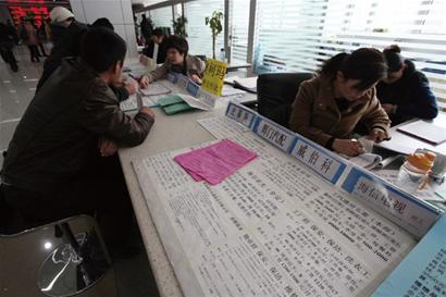 青岛企业进汽车站疯抢农民工 月薪5千包食宿难留人