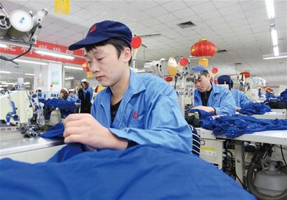 青岛企业进汽车站疯抢农民工 月薪5千包食宿难留人