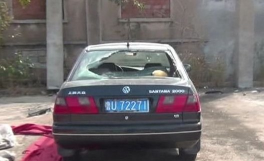 青岛男子开车遭30余小哥围殴惨被砍 百人围观不救