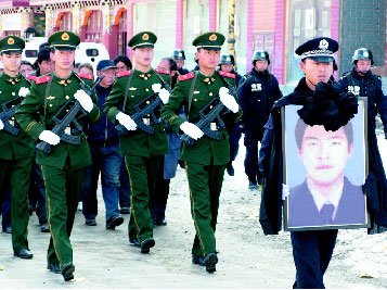 近万名群众泪别英雄