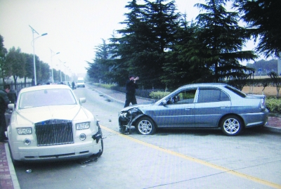 事发时，劳斯莱斯已尽量避让，但仍被菱悦撞上。