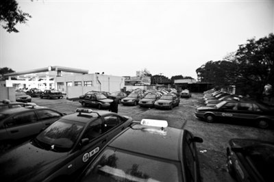 三部门：合理确定出租承包费 让的哥有尊严劳动