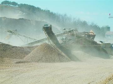 青岛神秘采石场昼伏夜出