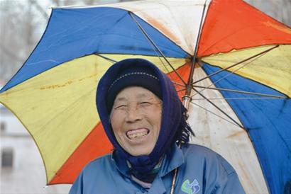 青岛75岁环卫奶奶雨中瘸腿清扫大街