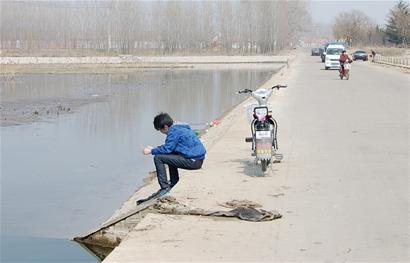 青岛不识水性男子热心救人