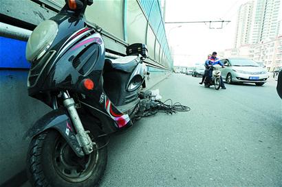 青岛一男子骑摩托硬闯快速路 连撞两车当场惨死