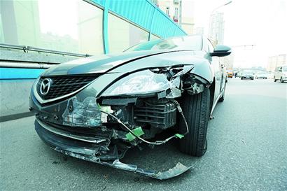 青岛一男子骑摩托硬闯快速路 连撞两车当场惨死