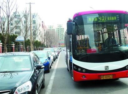 青岛微公交开通一周频遭堵
