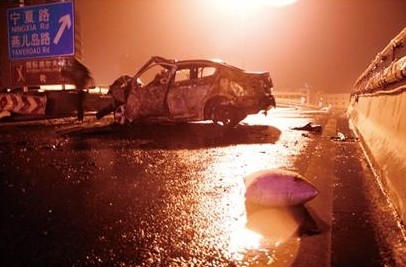 女车主烧成焦炭