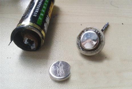 这个电池突然爆炸，把自己的“屁股”炸开了