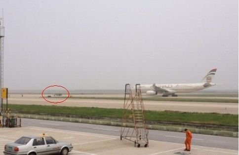 图为浦东机场上的拦机者