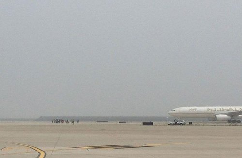  浦东机场T2飞机滑行道上出现拦机者，造成多架外航飞机堵在后面不能移动