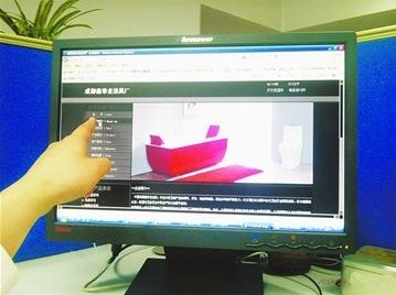 消费者在浏览鑫帝龙洁具官方网站。