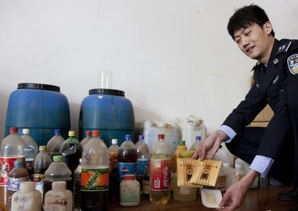 警方向记者展示犯罪团伙制作抗癌假药的原料物品