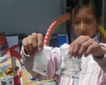 一名小学生在学校门口的小商店买了几只蝌蚪