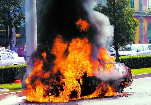 虽然消防人员很快将火扑灭,但捷达车仍被烧得只剩下空壳。