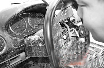 汽修厂维修人员正在准备调整里程表。