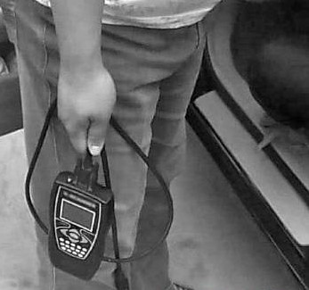 汽修厂维修人员正在准备调整里程表。