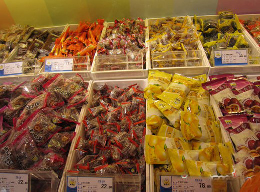 来伊份现场销售的蜜饯食品
