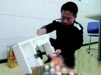 李某介绍,“碰瓷”道具是他用汽车中控锁改装而成