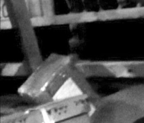 一些包裹从传送带上掉落