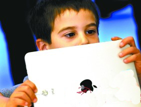 许多父母用ipad给孩子当“保姆”。