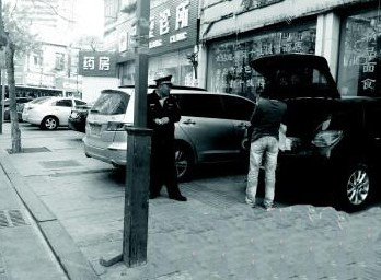 收费员刚收取了这名女司机30元停车费。