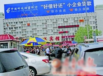 火车站站前停车场出口,每一辆开出的车都要严格检查。