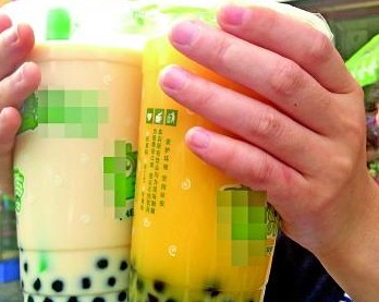 在某商店购买的两份珍珠奶茶。