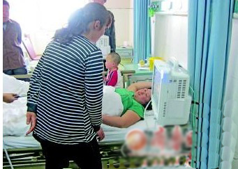 5月2日上午,女摊主来到医院看望几名病人。