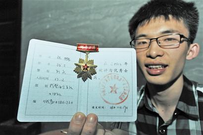 五四广场跳海救人小伙现身受伤没舍得去医院包扎
