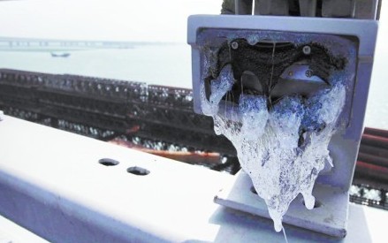 大桥上的路灯被烤化