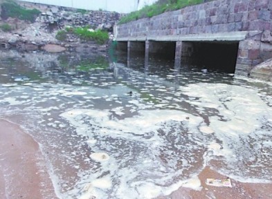 大量污水从这四个洞口排出。