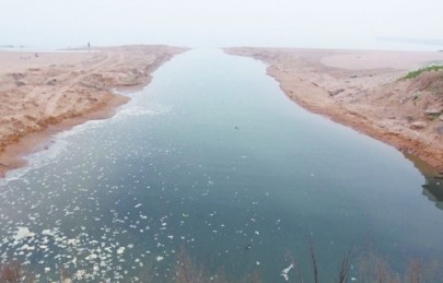 污水沿着这条人工挖开的河道汇入大海。