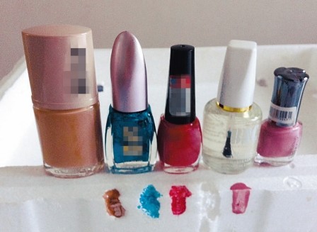 5款指甲油不同程度地“腐蚀”泡沫板