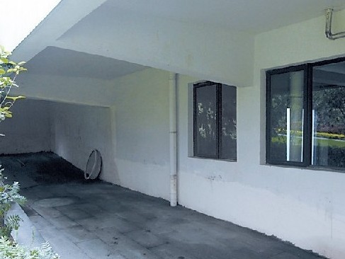 走廊下埋了管道，开发商将其做了一个坡，这里很难开一个门