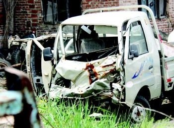7日,在坊子区黄旗堡东楼村一非法拆车点,拆装的车辆和部件散了一院子。