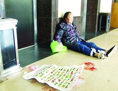 电梯里挤满老人，猛地一颠，迅速坠落。