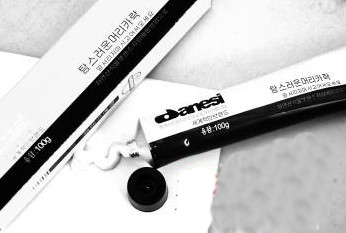 在一家批发店购买的染发剂,包装上全是外文。