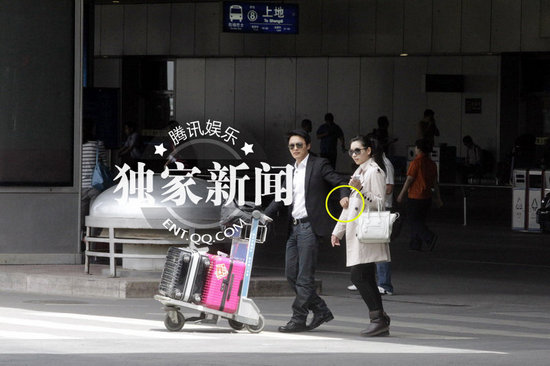 杨恭如郑国霖恋情曝光 机场现身高调秀恩爱(组图)-青岛新闻网