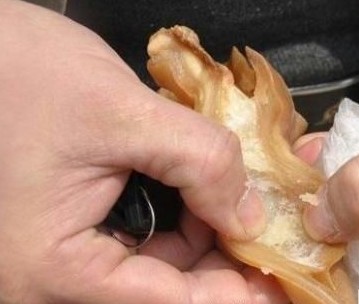 人造猪耳由明胶油酸钠制成 气味难闻一撕就破